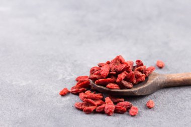 Goji berry bir beton zemin üzerine