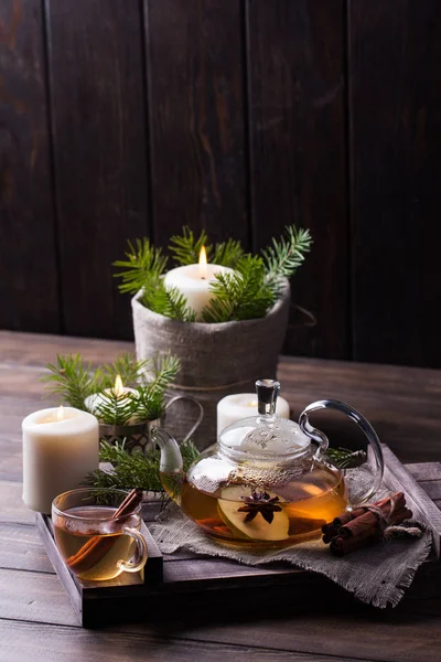 Горячий фруктовый чай с спелыми грушами и корицей, вкусный и ароматный . — стоковое фото
