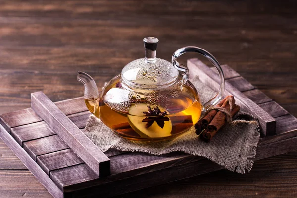 Chá de frutas quentes com pêras maduras e canela, delicioso e aromático . — Fotografia de Stock