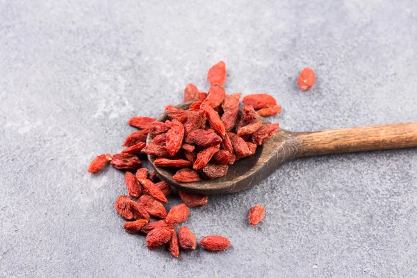 Goji berry bir beton zemin üzerine