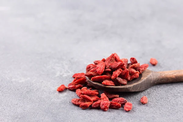 Goji berry bir beton zemin üzerine