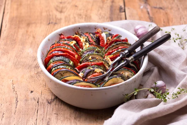 Ratatouille. Klasické francouzské dušené zeleniny v létě. — Stock fotografie