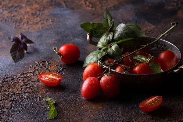Taze üzüm domates fesleğen için ile malzemeler yemek olarak kullanın