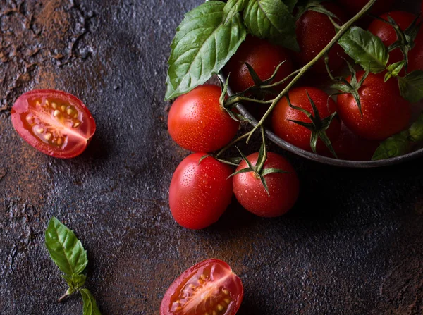 Taze üzüm domates fesleğen için ile malzemeler yemek olarak kullanın