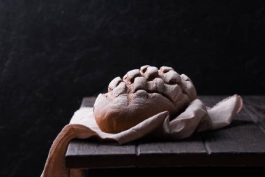 Ahşap masada taze pişmiş geleneksel ekmek.