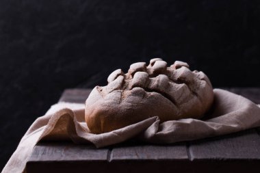 Ahşap masada taze pişmiş geleneksel ekmek.