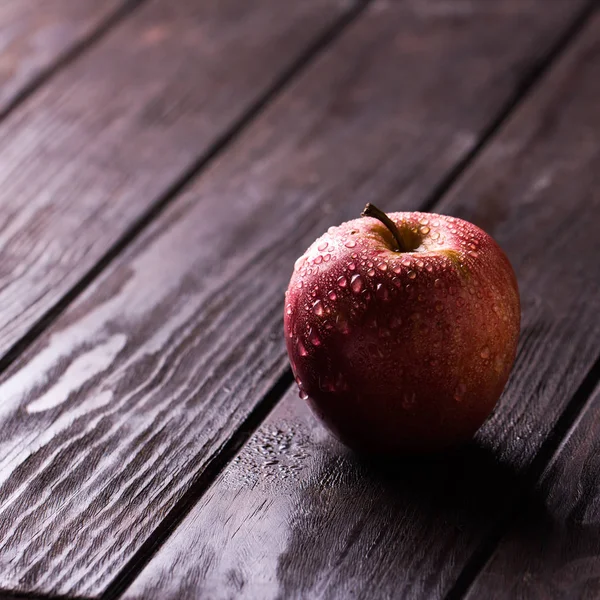 Red apple on wooden table — Stock Photo, Image