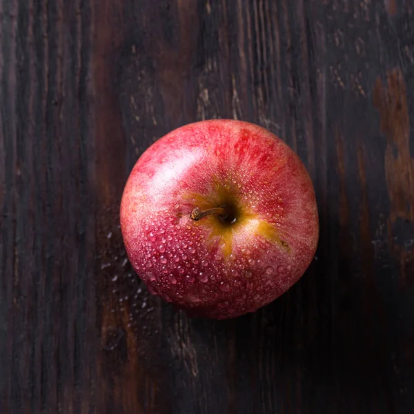 Tahta masada kırmızı elma