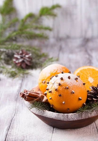 Ароматический рождественский апельсин с гвоздикой — стоковое фото