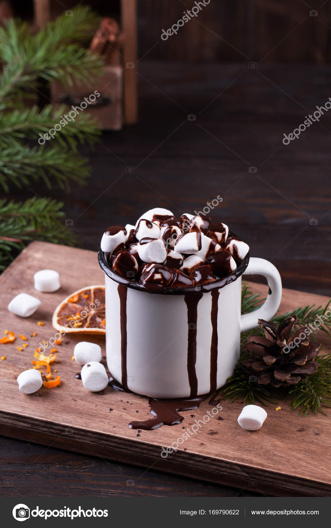 Chocolat Chaud Avec Mini-marshmallow Dans Une Tasse Sur Une Table