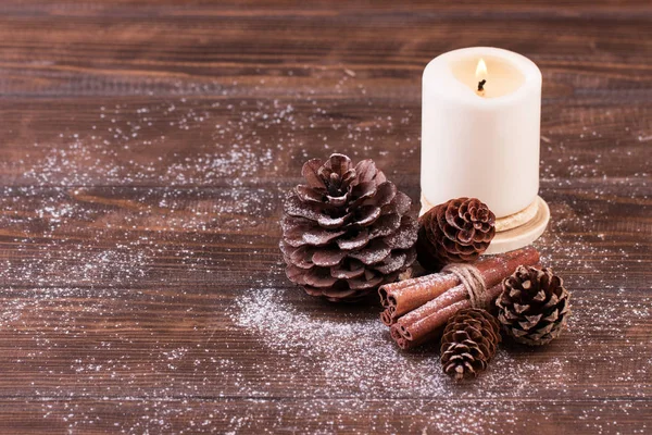 Рождественское украшение. Сосны и ели с коричными палочками на деревянном столе — стоковое фото