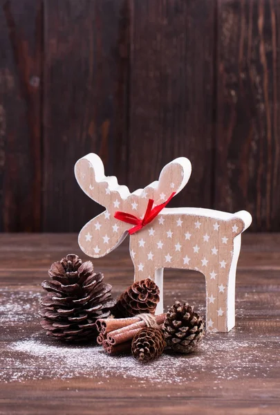 Kerstdecoratie. Kerstmis elk op een houten achtergrond — Stockfoto