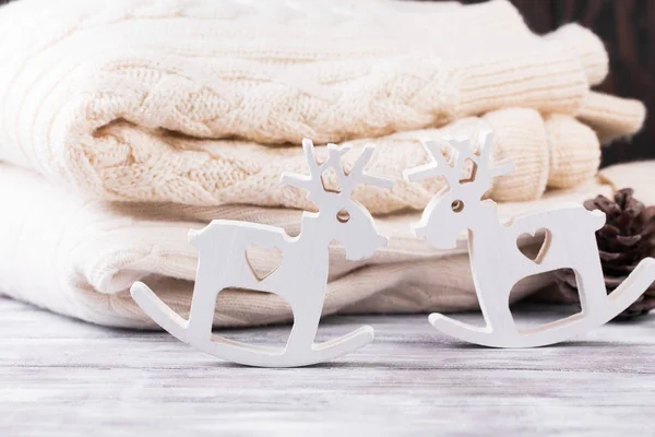 Kerstdecoratie. Stapel van warme trui, zelfgemaakte houten speelgoed en kegels. — Stockfoto