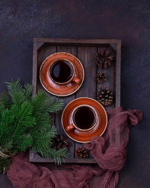 Twee kopjes koffie met kerstboom op een tafel. — Stockfoto