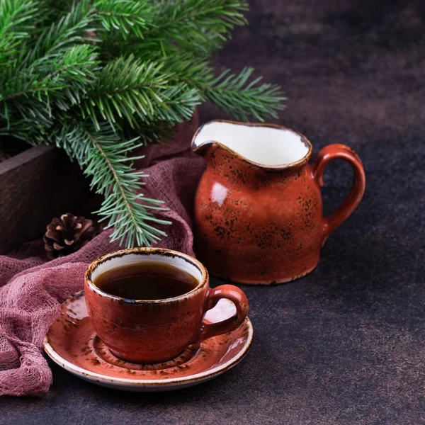 Kopje koffie met kerstboom op een tafel. — Stockfoto