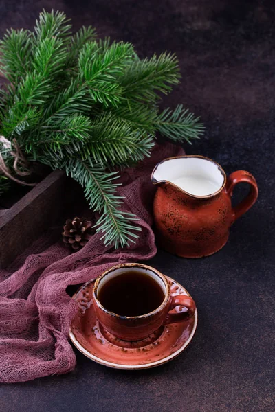 Kopje koffie met kerstboom op een tafel. — Stockfoto