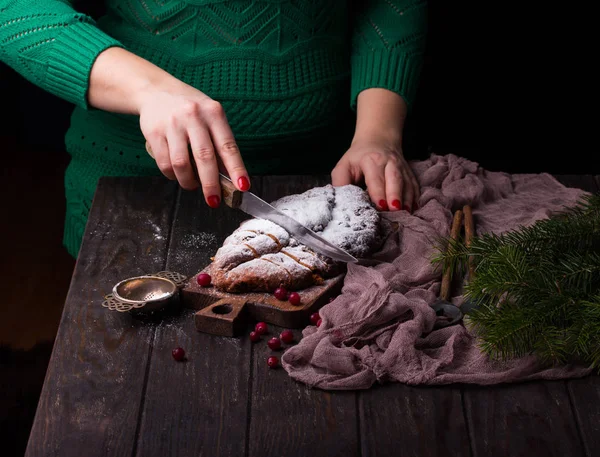 Junge Frauen backen Weihnachtskuchen. Stollen mit Marzipan, Beeren und Nüssen. — Stockfoto