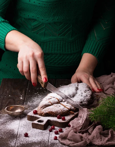 Молодые женщины готовят рождественский торт. Остудить маринадом, ягодами и наггетсами . — стоковое фото