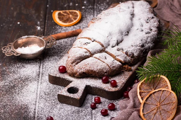 Weihnachtskuchen. Stollen mit Marzipan, Beeren und Nüssen. — Stockfoto