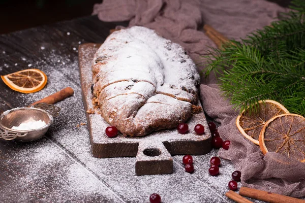 Weihnachtskuchen. Stollen mit Marzipan, Beeren und Nüssen. — Stockfoto