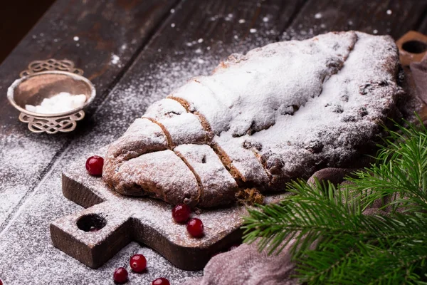 Weihnachtskuchen. Stollen mit Marzipan, Beeren und Nüssen. — Stockfoto