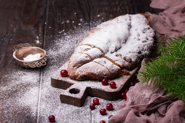 Weihnachtskuchen. Stollen mit Marzipan, Beeren und Nüssen. — Stockfoto