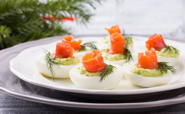 Gevulde eieren met zalm — Stockfoto