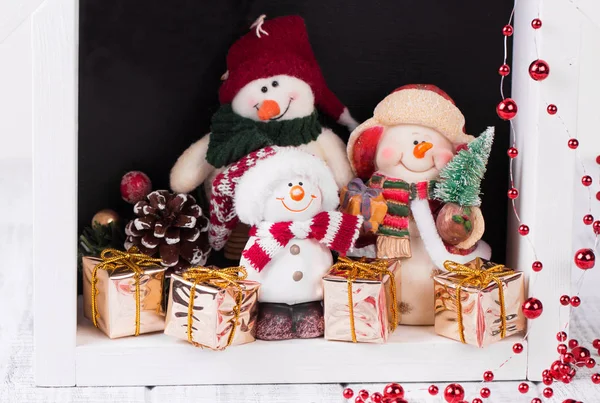 Рождественские украшения с винтажными игрушками — стоковое фото