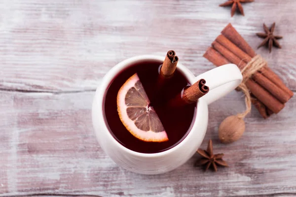 Natal mulled vinho em uma mesa de madeira rústica. — Fotografia de Stock