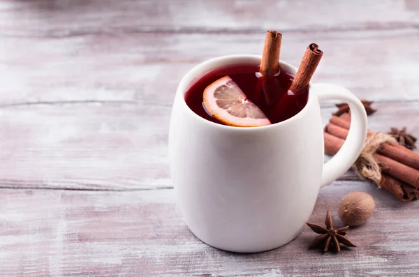 Natal mulled vinho em uma mesa de madeira rústica. — Fotografia de Stock