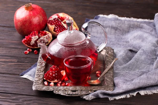 Fruit granaatappel thee in een theepot en kopje — Stockfoto