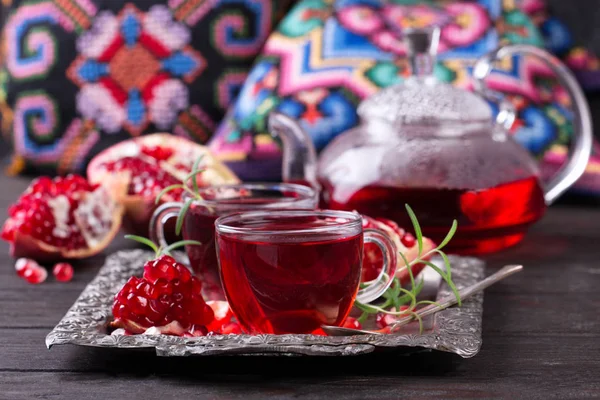 Fruit granaatappel thee in een theepot en kopje — Stockfoto