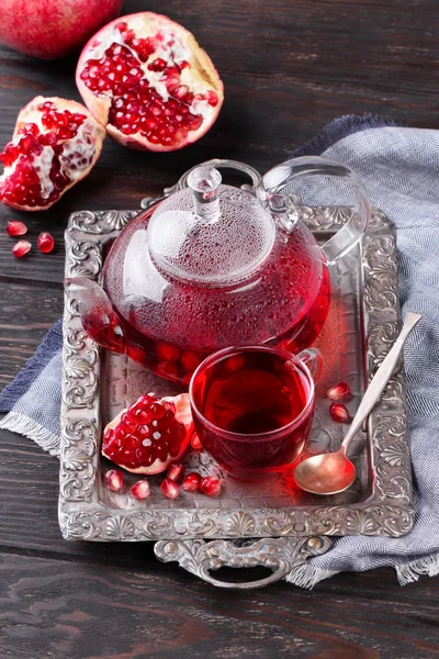 Фруктовый гранатовый чай в чайнике и чашке — стоковое фото