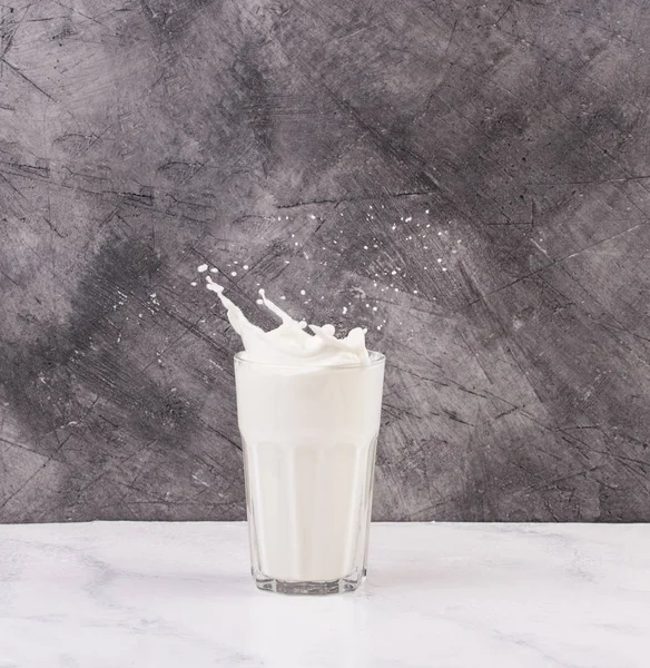 Spritzer Milch aus dem Glas — Stockfoto