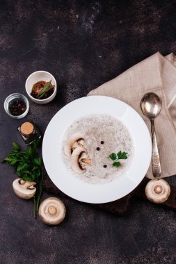 Maydanoz ve mantar mantar çorbası