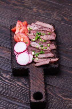 Taze soğan, domates, turp ile ızgara sığır eti biftek.