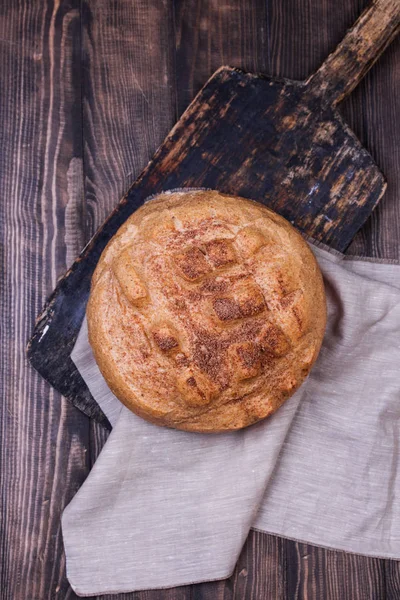 Pain sur table en bois, vue sur le dessus . — Photo