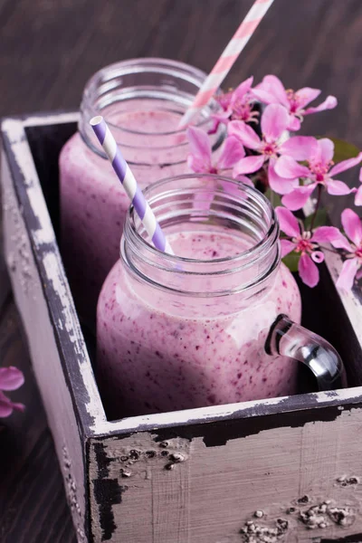 Smoothie de fresa saludable en una taza de tarro de albañil sobre — Foto de Stock