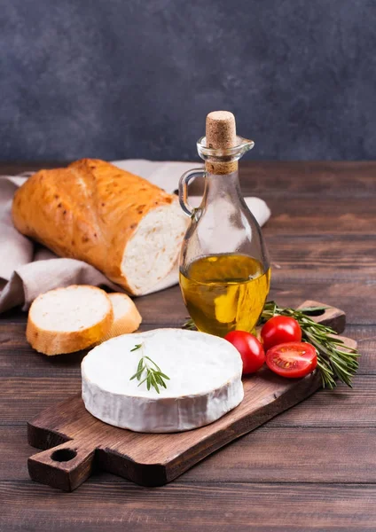 Französischer Käse auf Holztisch — Stockfoto