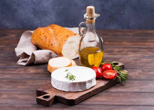 Französischer Käse auf Holztisch — Stockfoto