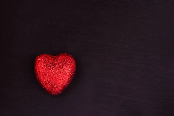 Brillo corazones rojos sobre fondo oscuro — Foto de Stock