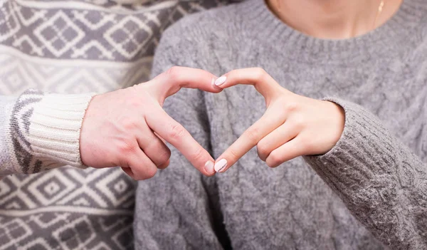 Detailní záběr páru, aby tvar srdce s rukama — Stock fotografie