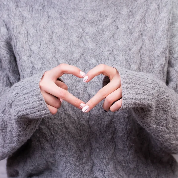 Vrouw Toon hart handen — Stockfoto