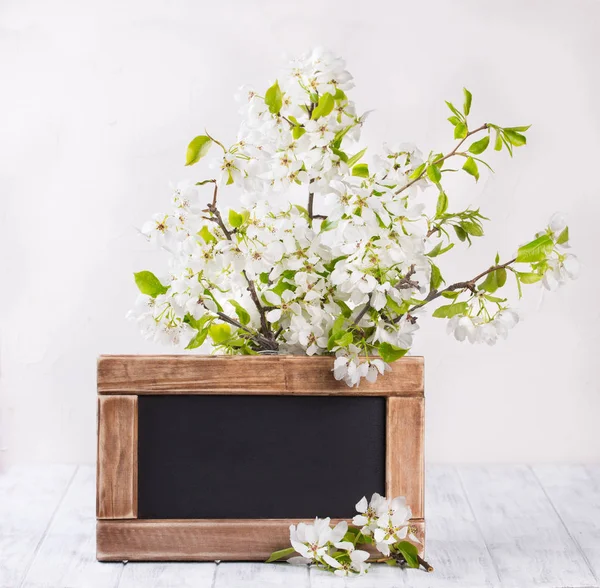 Flores de maçã na superfície de madeira branca — Fotografia de Stock