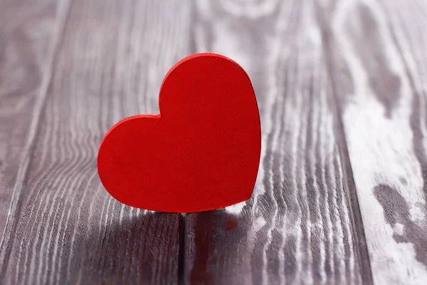 Fondo de San Valentín con corazón sobre mesa de madera — Foto de Stock