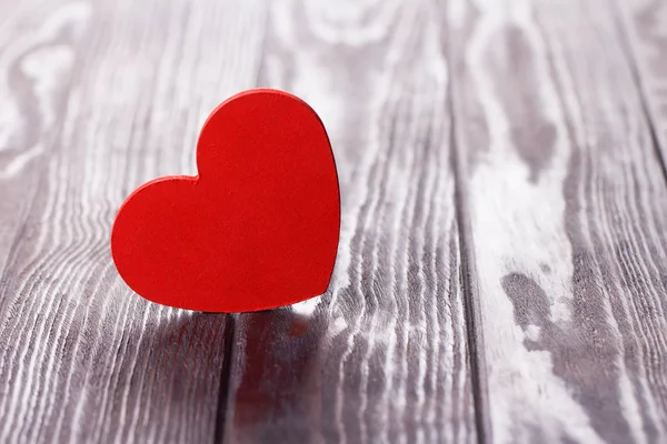 Fondo de San Valentín con corazón sobre mesa de madera —  Fotos de Stock