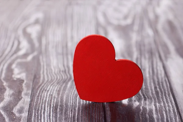 Fondo de San Valentín con corazón sobre mesa de madera — Foto de Stock