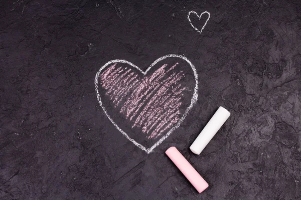 Krijt tekening van roze hart op het bord. — Stockfoto
