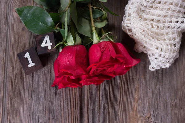 Romantické pozadí s rudou růži na dřevěný stůl, pohled shora — Stock fotografie