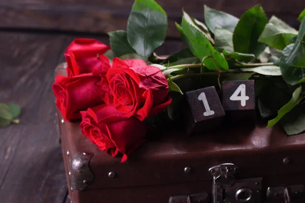 Romantische achtergrond met rode roos op houten tafel, bovenaanzicht — Stockfoto